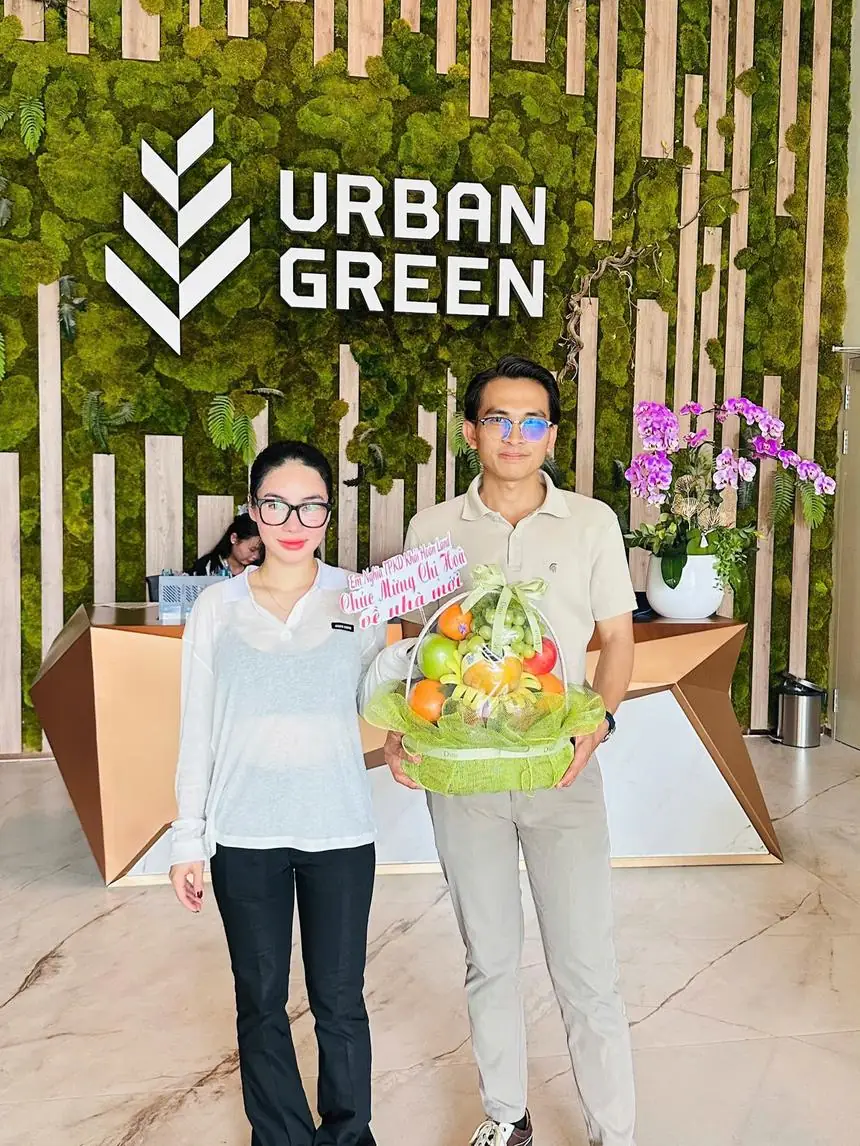 Khách hàng nhận nhà Urban Green cùng Mr Nghĩa – Hoa chúc mừng tân gia