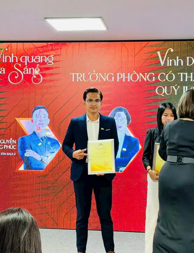 Mr Nghĩa trên sân khấu lễ vinh danh