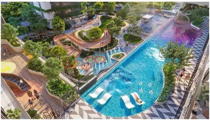 Hồ bơi và cầu đi bộ trên cao nhìn từ trên xuống